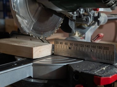 Bir atölyedeki dairesel testerenin yakın çekimi