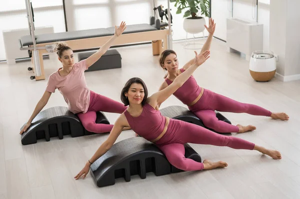 平衡身体普拉提弧 三名亚洲女子在普拉提弧上运动 — 图库照片