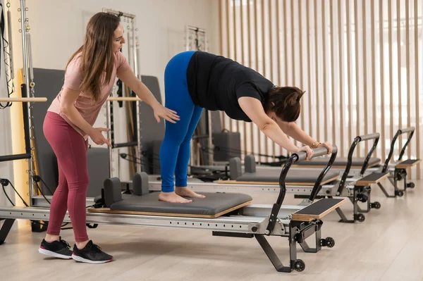 Femeie Caucaziană Supraponderală Care Face Exerciții Pilates Reformator Antrenor Personal — Fotografie, imagine de stoc
