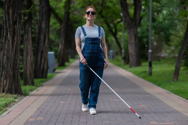 带着手杖在公园里散步的失明孕妇 — 图库照片