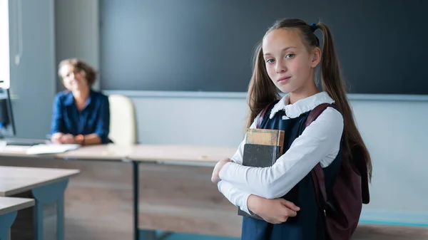 Kaukázusi Lány Tanárnő Osztályteremben Iskoláslánynál Van Egy Tankönyv — Stock Fotó