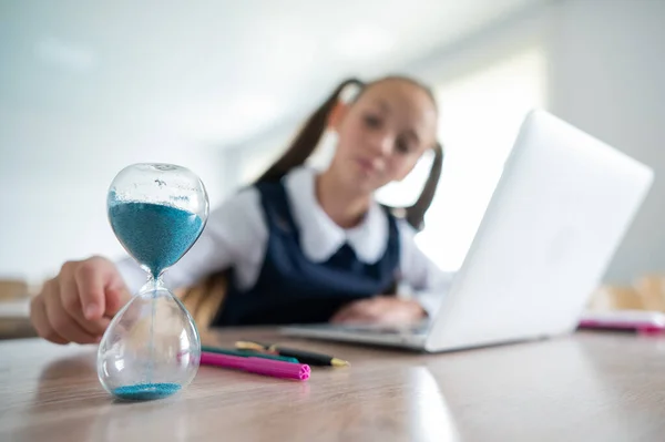 Λευκή Κοπέλα Κάθεται Ένα Γραφείο Στο Σχολείο Και Σπουδάζει Ένα — Φωτογραφία Αρχείου