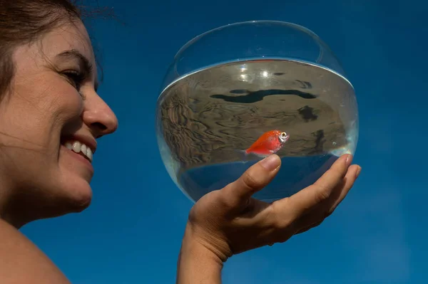 Frau Hält Rundes Aquarium Mit Goldfischen Vor Blauem Himmel — Stockfoto