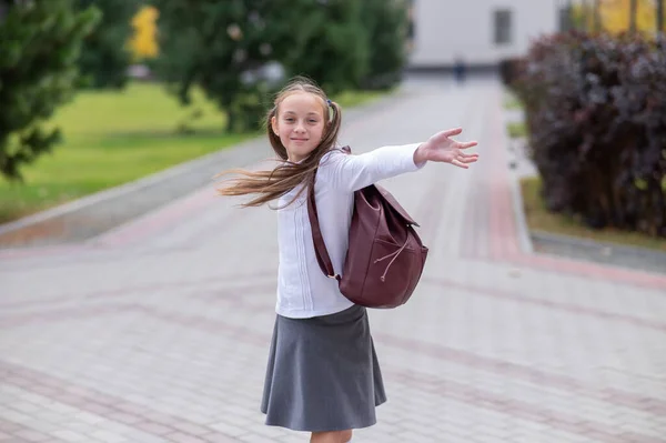 Szczęśliwa Biała Dziewczyna Mundurze Plecakiem Wychodzi Zewnątrz Szkole — Zdjęcie stockowe