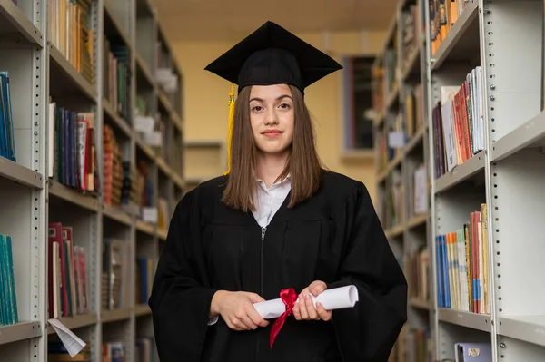 Gelukkige Jonge Vrouw Afgestudeerde Jurk Met Diploma Bibliotheek — Stockfoto