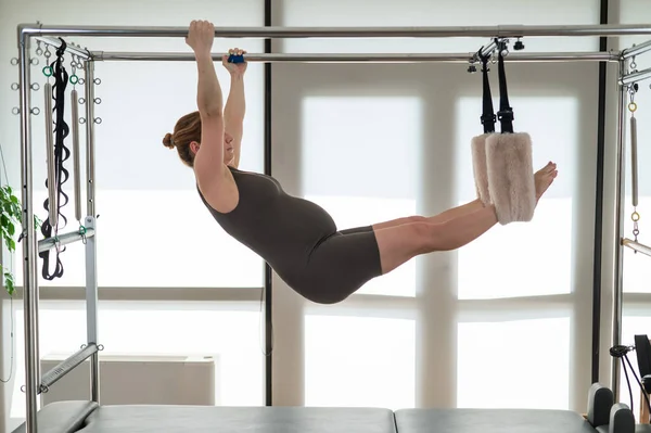 Reformcuda Pilates Yapan Hamile Bir Kadın — Stok fotoğraf