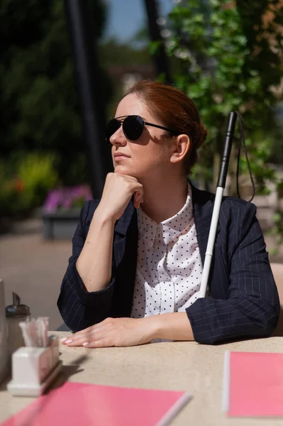 Una Mujer Ciega Traje Negocios Está Sentada Café Aire Libre —  Fotos de Stock