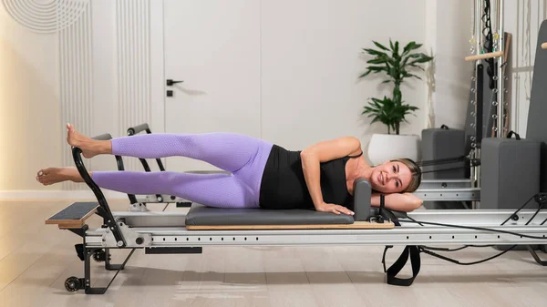 Ung Gravid Kvinna Övar Pilates Reformator Övningar För Den Blivande — Stockfoto