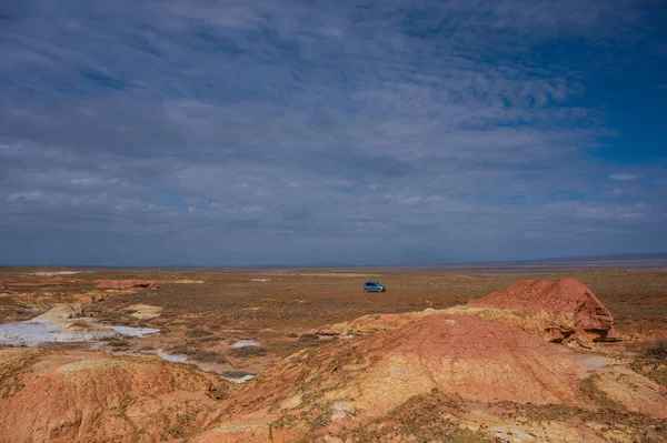 多色の粘土砂丘の風景 地球上の火星 青い車 — ストック写真