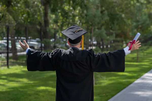 Oudere Mannelijke Afgestudeerde Verheugt Zich Diploma Uitreiking Buiten Achteraanzicht Van — Stockfoto