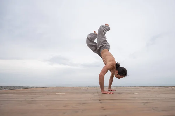 Beyaz Bir Adam Çıplak Gövdesiyle Deniz Kıyısında Wushu Yapıyor — Stok fotoğraf