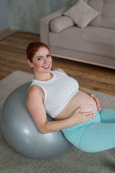 Gelukkig Zwanger Vrouw Ligt Met Haar Rug Een Fitball Houdt — Stockfoto