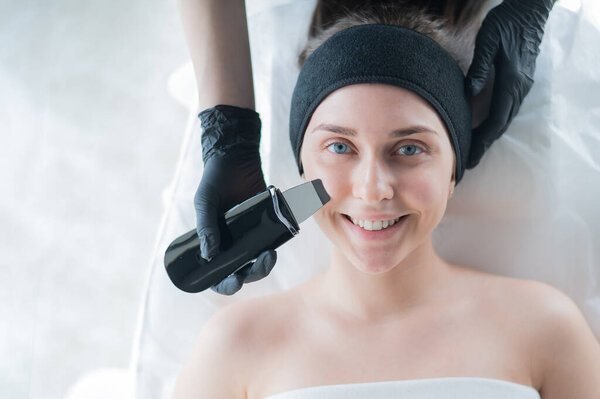 Женщина на ультразвуковой очистке. Аппаратная косметология