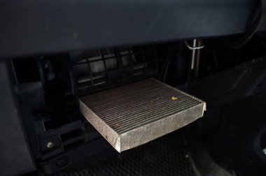 Bir tamirci bir arabanın kabin hava filtresini değiştirir. Kirli araba kabin hava filtresi. Tam zamanında araba servisi