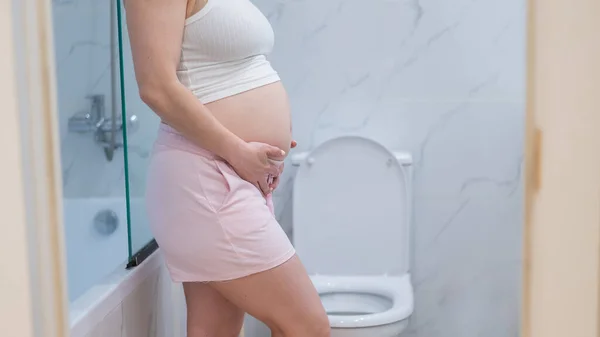 Zwangere Vrouw Die Haar Buik Het Toilet Houdt Incontinentie Tijdens — Stockfoto