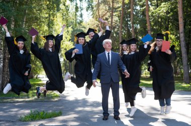 Bir üniversite profesörü ve yedi cüppeli mezun dışarı atlıyorlar.