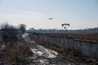 Mavi gökyüzüne karşı bir iniş uçağının zemin görüntüsü