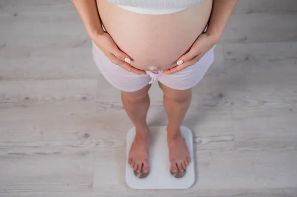 Bovenaanzicht Van Een Zwangere Vrouw Huiskleding Die Elektronische Schaal Staat — Stockfoto
