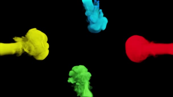 五颜六色的烟团在黑色的背景上从四面八方相撞 3D说明 — 图库视频影像