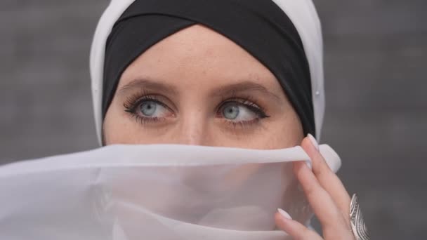 Портрет Молодої Блакитноокої Жінки Хіджабі Проти Сірої Цегляної Стіни Мусульманка — стокове відео