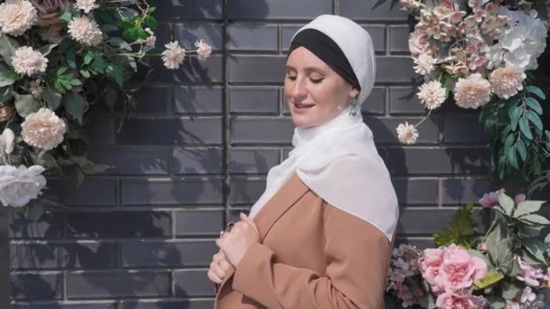 Portrait Young Caucasian Woman Dressed Hijab Wall Flowers — Stock Video