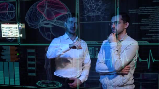 两名白胡子男子正在讨论虚拟菜单的医疗筛选 人类大脑研究 — 图库视频影像