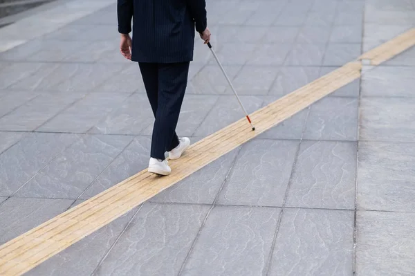 Close Das Pernas Uma Empresária Cega Andando Longo Uma Telha — Fotografia de Stock