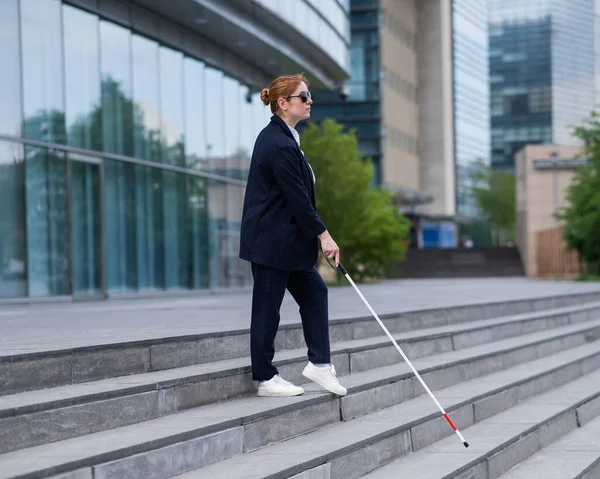 Blind Affärskvinna Nedför Trappor Med Taktil Käpp Från Ett Businesscenter — Stockfoto