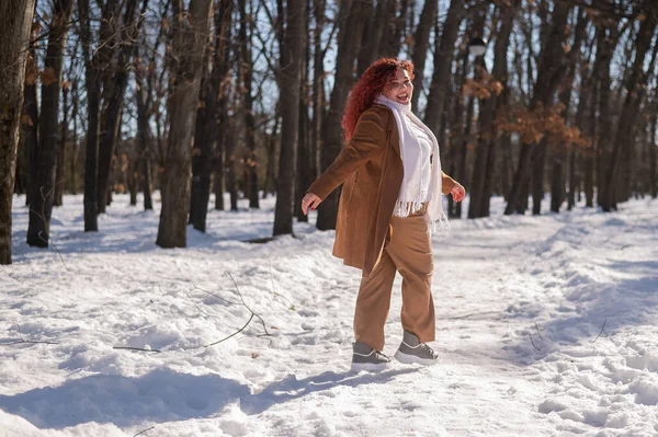 Портрет Збудженої Рудої Кучерявої Товстої Жінки Парку Взимку — стокове фото