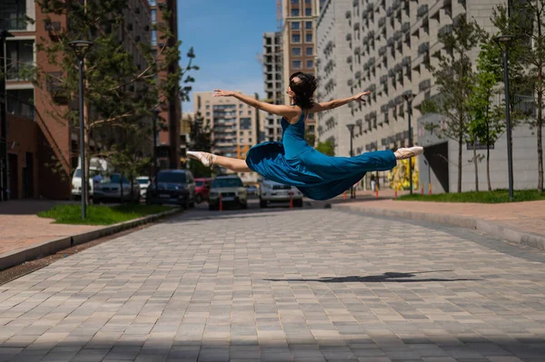 Hermosa Bailarina Asiática Bailando Aire Libre Paisaje Urbano Gran Jete — Foto de Stock