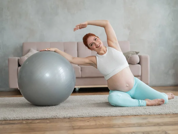 Gravid Kvinna Gör Sida Böjar Med Fitness Boll Hemma — Stockfoto