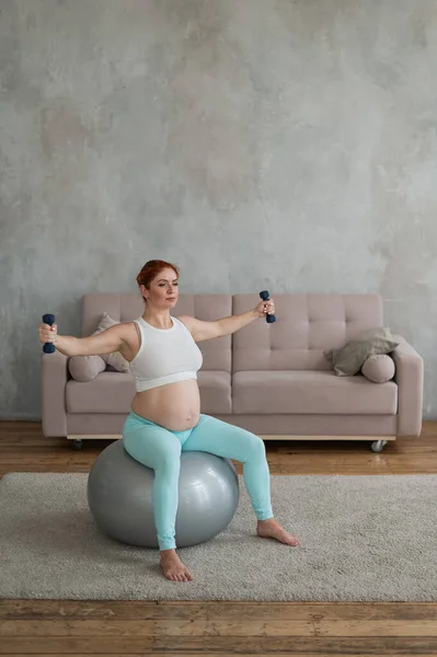 Zwangere Vrouw Doet Oefeningen Met Halters Tijdens Het Zitten Een — Stockfoto