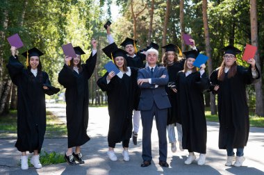 Bir üniversite profesörü ve yedi cüppeli mezun dışarı atlıyorlar.