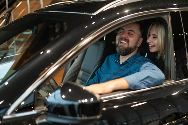 Boldog Házaspár Tesztelés Autó Autószalonban — Stock Fotó