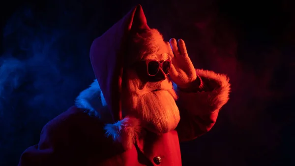 Portret Świętego Mikołaja Okularach Przeciwsłonecznych Neonowym Świetle — Zdjęcie stockowe