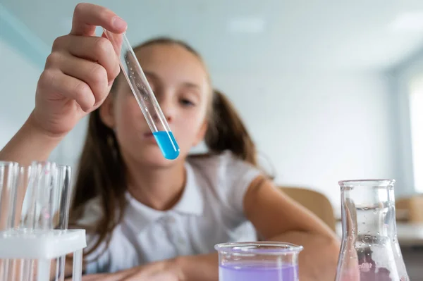Uczennica Przeprowadza Eksperymenty Lekcji Chemii Dziewczyna Wylewa Kolorowe Płyny Zlewki — Zdjęcie stockowe