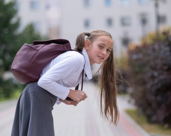 Καυκάσια Κοπέλα Στολή Και Σακίδιο Πηγαίνει Από Σχολείο — Φωτογραφία Αρχείου