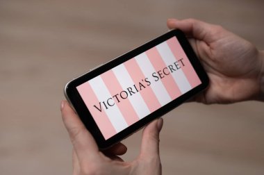 3 Aralık 2022, Almaty, Kazakistan: Viktorya dönemi gizli logosuna sahip bir kadın akıllı telefon tutuyor.