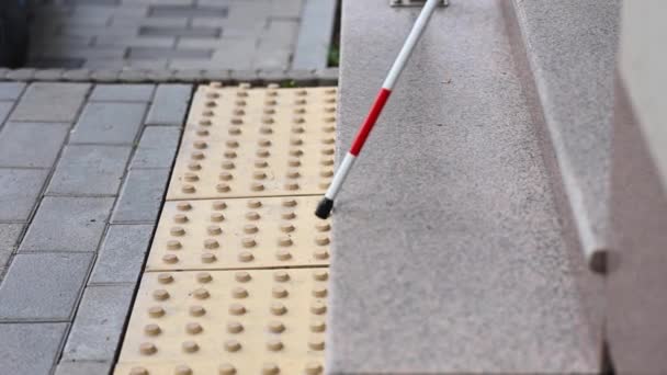 手杖和触感瓦片的特写 盲女用手杖走下楼梯 — 图库视频影像