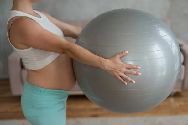 Těhotná Zrzavá Žena Dělá Paže Cvičení Fitball Doma — Stock fotografie
