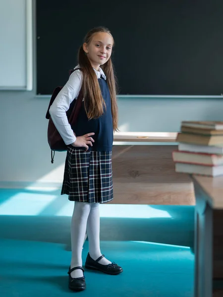 Kaukasisches Mädchen Mit Rucksack Steht Klassenzimmer Die Lehren Sind Vorbei — Stockfoto