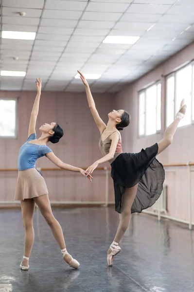 Две Азиатские Балерины Танцуют Классе — стоковое фото