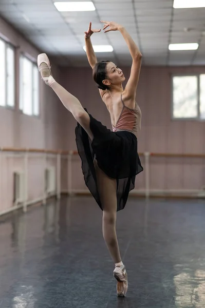 Elegante Bailarina Asiática Traje Cuerpo Beige Falda Negra Está Ensayando — Foto de Stock