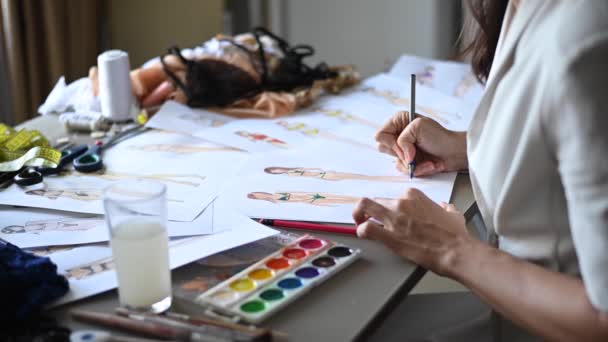 Yüzü Olmayan Kadın Kalemle Mayo Çiziyor Bir Moda Tasarımcısının Ellerine — Stok video