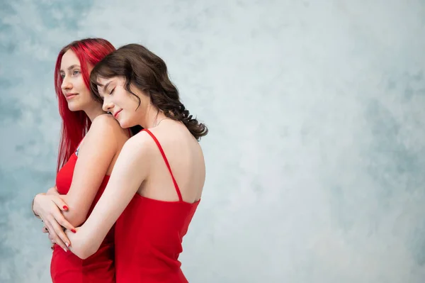 Detailní Portrét Dvou Něžně Objímajících Žen Oblečených Identických Červených Šatech — Stock fotografie