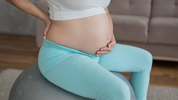 Mulher Grávida Caucasiana Sofre Dor Barriga Treinamento Fitball Durante Gravidez — Fotografia de Stock