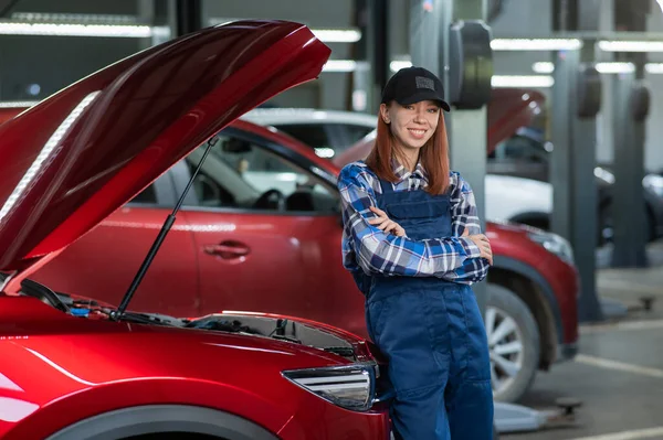 Žena Auto Mechanik Stojí Otevřené Kapoty Auta Rukama Zkříženýma Prsou — Stock fotografie