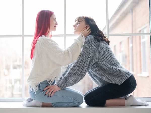 Dos Mujeres Vestidas Con Suéteres Sientan Junto Ventana Abrazan Suavemente —  Fotos de Stock