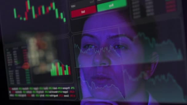 Žena Podívá Virtuální Obrazovku Hud Menu Tmě Akciové Grafy Makléřský — Stock video