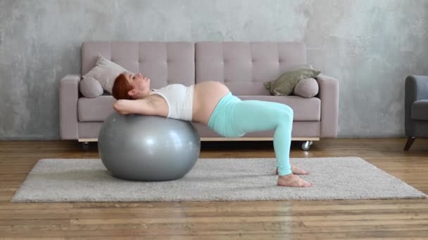 Schwangere Rothaarige Frau Macht Hause Übungen Auf Fitnessball — Stockvideo